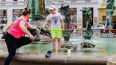 V tropických dnech leto�ního léta se lidé v Olomouci osv�ují hlavn� u m�stkých...