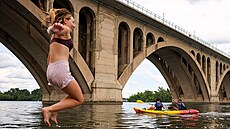 Lidé se koupou v ece Potomac ve Washingtonu. (14. ervence 2023)