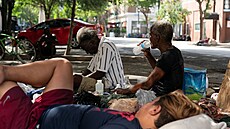 Bezdomovci odpoívají ve stínu bhem veder v jihovýchodním Texasu v Houstonu....