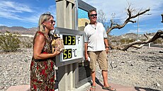 Lidé pózují s neoficiálním ukazatelem teploty v Údolí smrti v Kalifornii. (16....