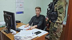 Na snímku zveejnném ruskou tajnou slubou FSB zadrují agenti enu, která...