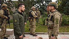 Ukrajinský prezident Volodymyr Zelenskyj se setkává s velitelem ukrajinských...