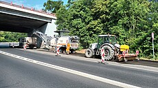 Na dálničním přivaděči v Teplicích začaly práce na výměně povrchu vozovky. Po...