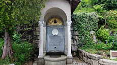 V blízkosti kostela se nachází památník hrabnky Friederiky Karoliny von Reden.