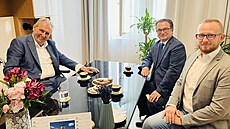 Bývalý prezident Milo� Zeman p�ivítal ve své kancelá�i srbského velvyslance...