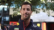 Zamylený, ale usmvavý Daniel Ricciardo si uívá Velkou cenu Austrálie.