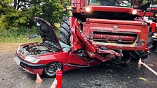 Jako po stlaení  hydraulickým lisem vypadal osobní vz po sráce s kombajnem v...