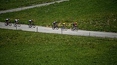 Nizozemský cyklista Dylan van Baarle (Jumbo Visma) táhne odtrhnutou skupinu...