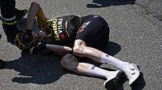 Nathan van Hooydonck po sráce s divákem na Tour de France.