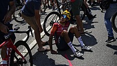 Kolumbijský cyklista Egan Bernal (Ineos) na vozovce po hromadném pádu v...