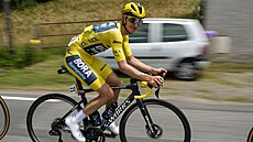 Pr�b�ný lídr Tour de France Jai Hindley si u�ívá �estou etapu ve �lutém.