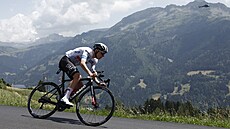 Slovinský cyklista Tadej Pogaar v jednom ze sjezd 17. etapy Tour de France