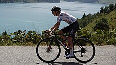 Slovinský cyklista Tadej Pogaar s odeným levým kolenem po pádu pokrauje v...