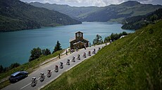 Únik projídí 17. etapou Tour de France v malebném alpském prostedí.