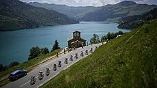 Únik projí�dí 17. etapou Tour de France v malebném alpském prost�edí.