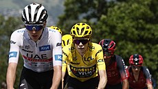 Dritel lutého trikotu pro lídra Tour de France, Jonas Vingegaard, si bedliv...