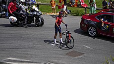 Kolumbijský cyklista Egan Bernal z Ineosu se sbírá po pádu v 17. etap Tour de...
