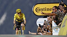 Lídr Tour de France a obhájce prvenství Jonas Vingegaard (Jumbo Visma) dojíždí...