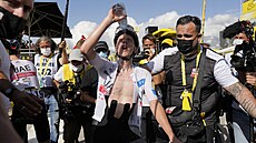 Vy�erpaný slovinský cyklista Tadej Poga�ar (UAE) se osv�uje v cíli 17. etapy...