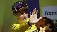 Lídr celkové klasifikace Tour de France, Jonas Vingegaard, zdraví diváky z...