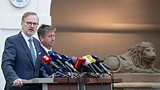 Premiér Petr Fiala (vlevo) a místopedseda eského statistického úadu Jaroslav...