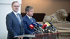 Premiér Petr Fiala (vlevo) a místopedseda eského statistického úadu Jaroslav...