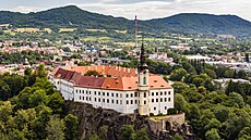 D��ín. Zámek stojí v severo�eském D��ín� na pískovcové skále nad soutokem Labe...