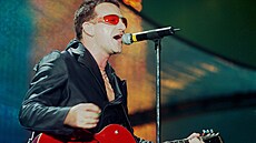 Zp�vák Bono Vox (Paul Hewson) p�i vystoupení irské rockové skupiny U2 na...