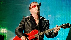 Zp�vák Bono Vox (Paul Hewson) p�i vystoupení irské rockové skupiny U2 na...