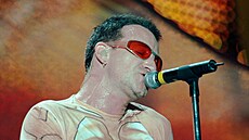 Zp�vák Bono Vox (Paul Hewson) p�i vystoupení irské rockové skupiny U2 na...