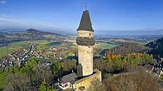 tramberk. Zícenina hradu se tyí nad mstem tramberk v okrese Nový Jiín v...