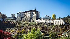 �esk� �ternberk. Gotick� hrad p�estav�n� na z�mek stoj� na h�ebeni nad �ekou...
