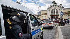 Policisté dohlíejí na pochod úastník protestu, ke kterému se sely desítky...