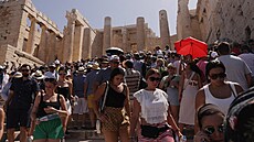 Náv�t�vníci se b�hem vlny veder v Aténách procházejí p�ed Propylajemi na...