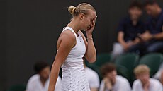 Ruska Anastasija Potapovová b�hem t�etího kola Wimbledonu