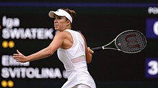 Ukrajinská tenistka Elina Svitolinová se chystá na forhend ve tvrtfinále...