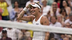 Markéta Vondrouová slaví postup do finále Wimbledonu.
