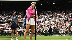 Markéta Vondrouová hovoí k divákm po postupu do finále Wimbledonu.