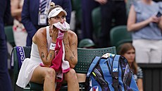 Dojatá Markéta Vondrouová slaví postup do finále Wimbledonu.
