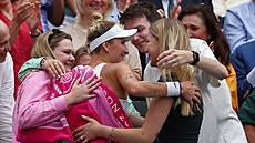 Markéta Vondrouová slaví titul z Wimbledonu s rodinnými písluníky.