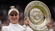Markéta Vondroušová pózuje s trofejí pro šampionku Wimbledonu.