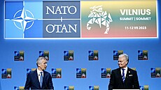Šéf NATO Jens Stoltenberg a litevský prezident Gitanas Naus&#279;da v předvečer...