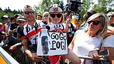Malá fanynka pila povzbudit Tadeje Pogaara na start desáté etapy Tour