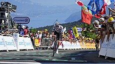 Tadej Poga�ar dojí�dí do cíle t�inácté etapy na Grand Colombier. Za ním se...