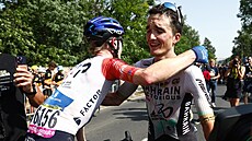Pello Bilbao pijímá gratulace od Nicka Schultze k vítzství v desáté etap Tour