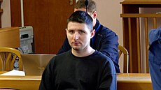 Obvinný Ivan Pashku u Mstského soudu v Praze (11. ervence 2023)