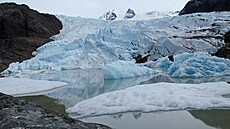 Kusy ledu plující v jezee Mendenhall ped ledovcem Mendenhall v Juneau na...