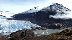 Kusy ledu plující v jezeře Mendenhall před ledovcem Mendenhall v Juneau na...