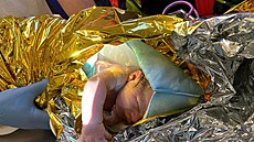 Chlape�ek Jakub, který se narodil v ned�li ráno na autobusové zastávce ve...