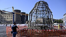 Po po�áru um�lecké instalace z�stala na míst� pouze ocelová konstrukce Venu�e....